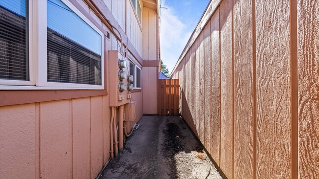 Building Photo - 3121 W Hood Ave