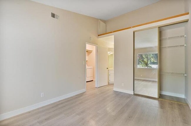 Building Photo - 331 Shadow Run Dr