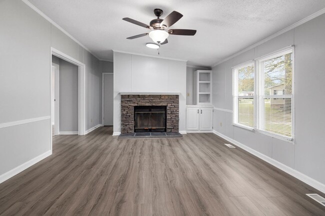 Building Photo - 3 Bed 2 Bath Home Close to Fort Bragg