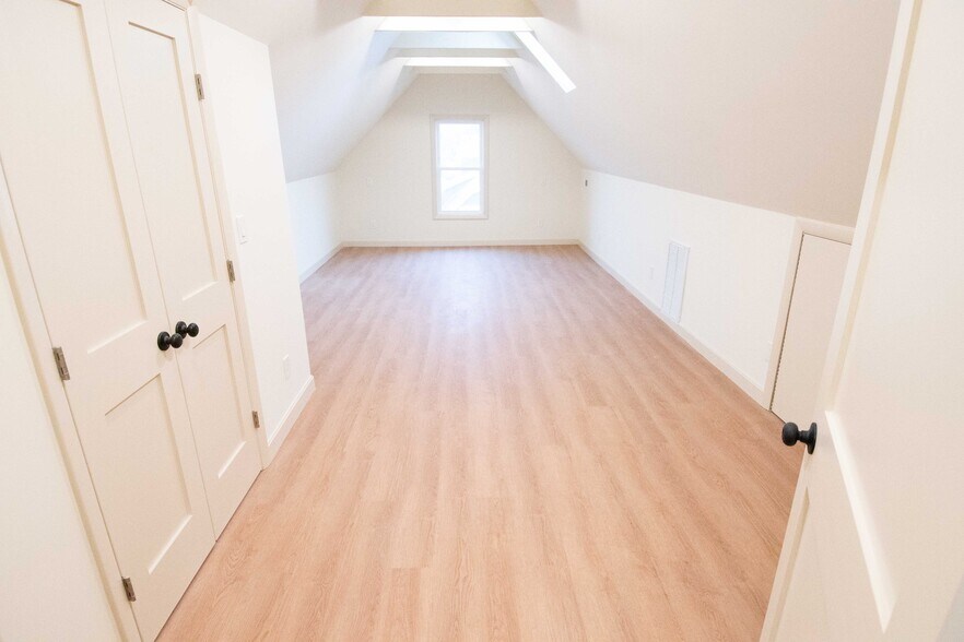 Building Photo - 235 Mount Hope St