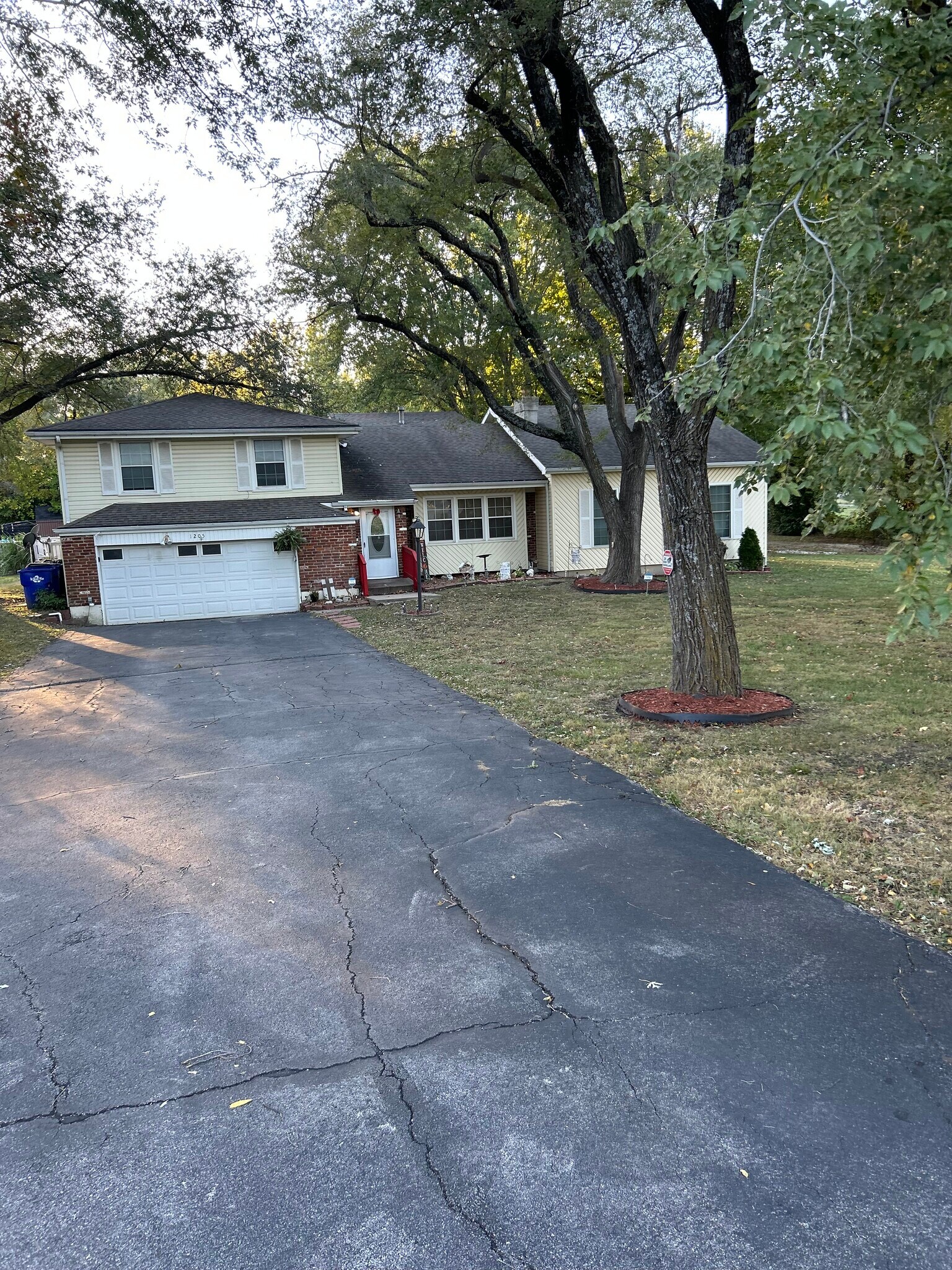 Building Photo - 1205 N Parker St