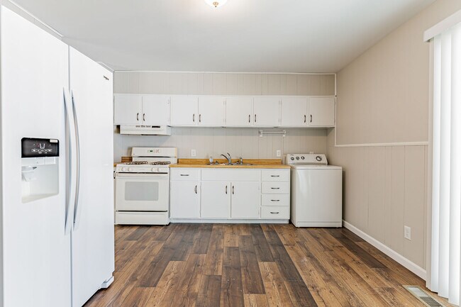 Kitchen - 1409 N Goodwin Ave