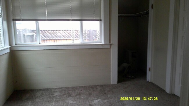 Building Photo - 104 E Walnut Ave
