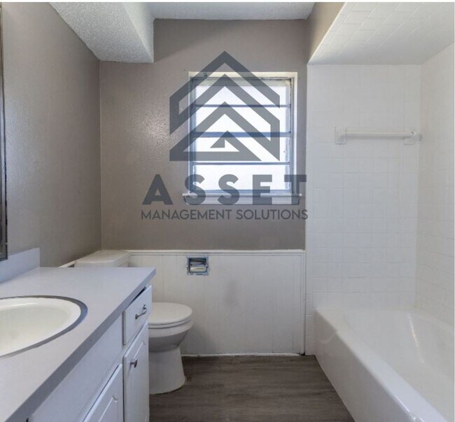 Building Photo - Cute 5 Bedroom House!