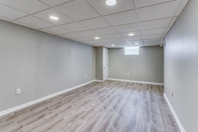 Building Photo - AVAILABLE MID-SEPTEMBER! Gorgeous 3-bedroo...