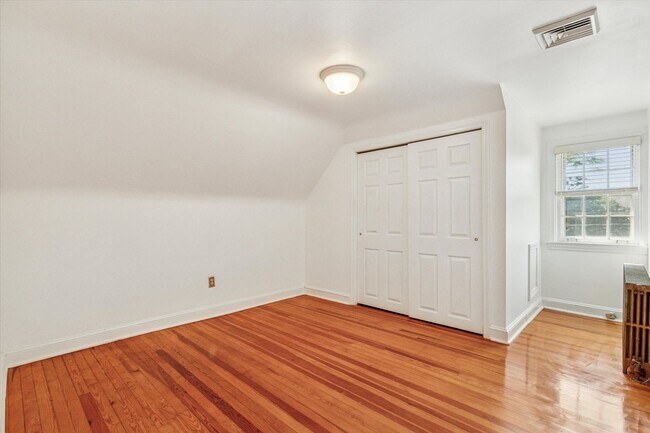 Building Photo - Renovated 2-Bed Carriage Home with Private...