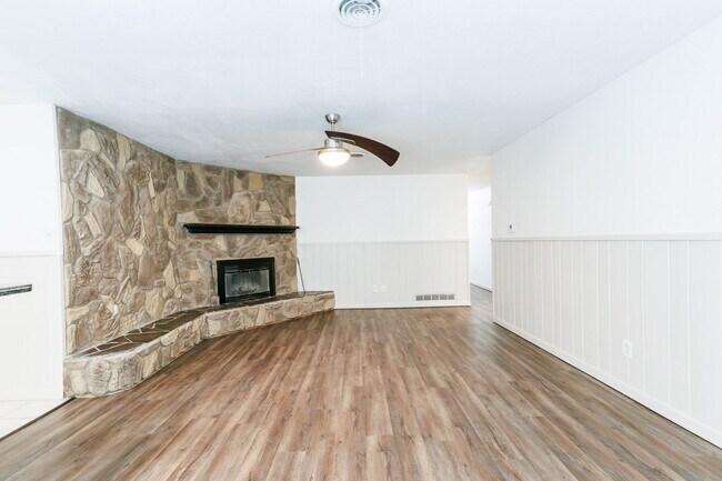 Building Photo - Newly remodeled 3/2/2 in north Lubbock!  M...