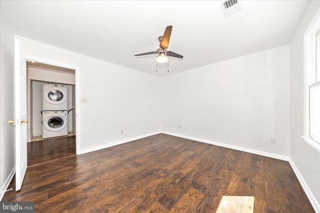 Building Photo - 1552 Crest View Ave