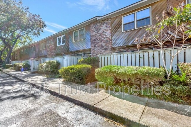 Building Photo - 309 St Charles Ct