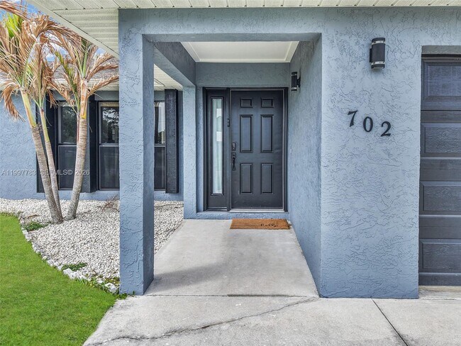 Building Photo - 702 NW Orchid St