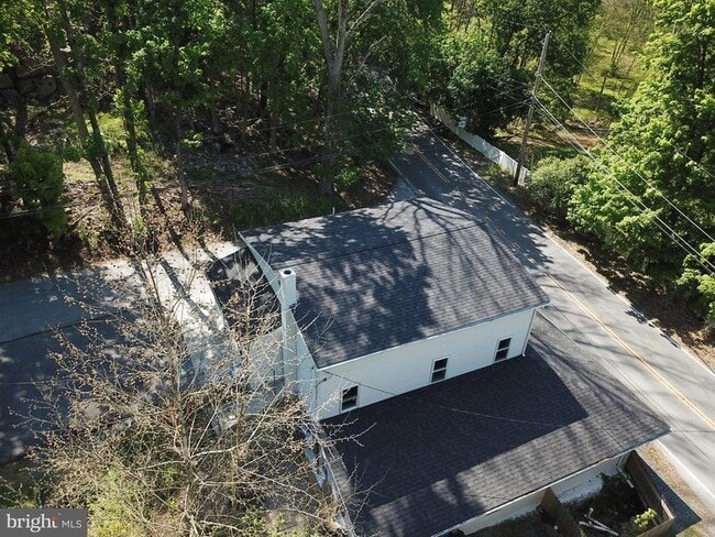 Building Photo - 798 Creek Rd
