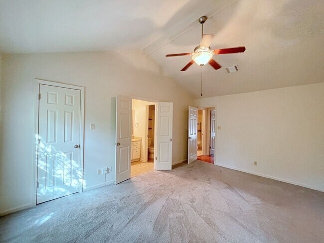 Building Photo - 3 Bedroom Condo Located off Jefferson Hwy ...