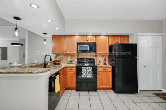 Building Photo - 2954 Sadina St