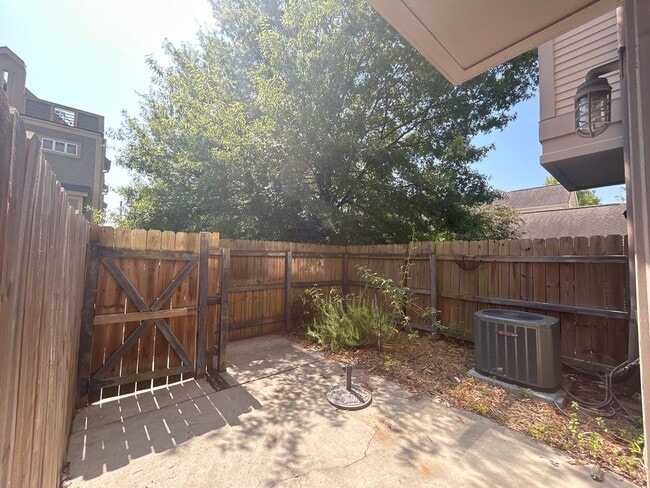 Building Photo - Townhome in First Ward!