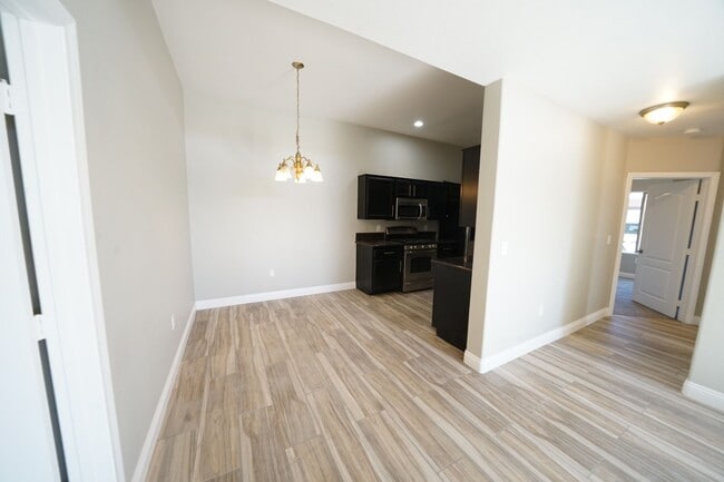 Building Photo - SHOWINGS AVAILABLE NOW