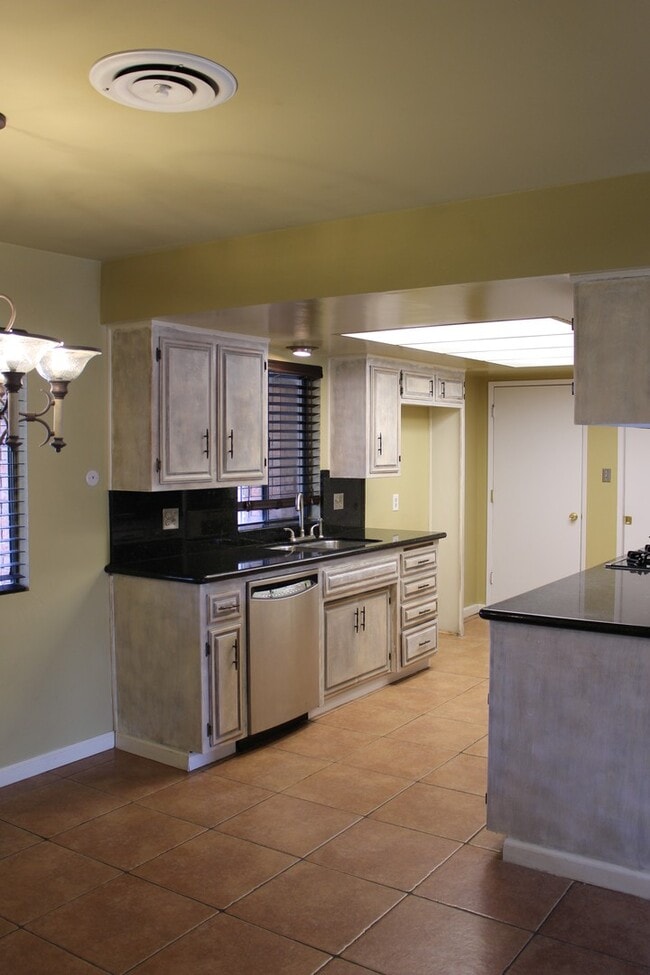 Building Photo - 6509 Kearsarge Way