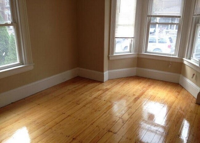 Building Photo - Huge 3 floors of living 8bed 3.5 bath rental on Highgate St in Allston