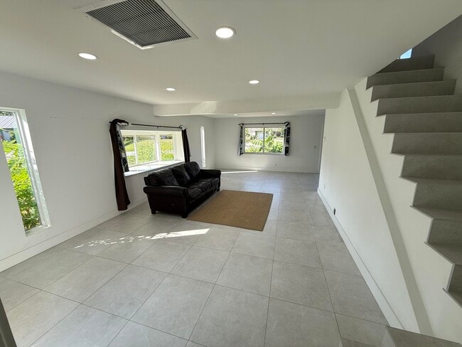Building Photo - 5814 SE Orange Blossom Trail