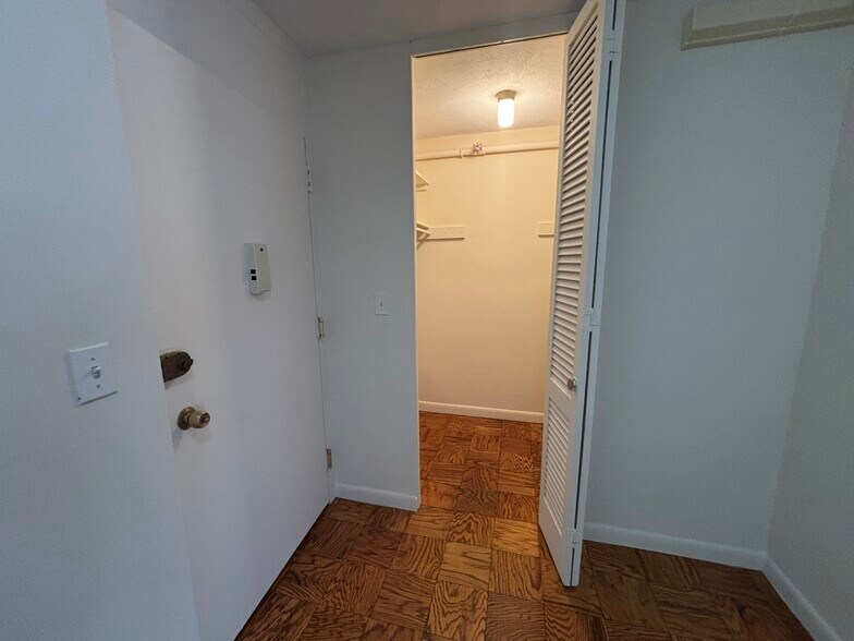 Building Photo - 16 Monmouth Ct