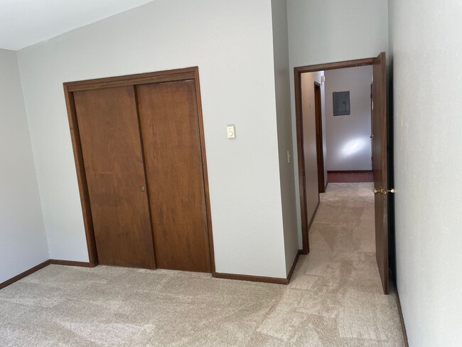 Building Photo - Spacious 2 Bedroom in Idyllic Location