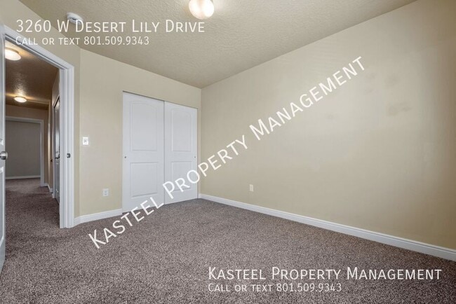 Building Photo - 3260 W Desert Lily Dr