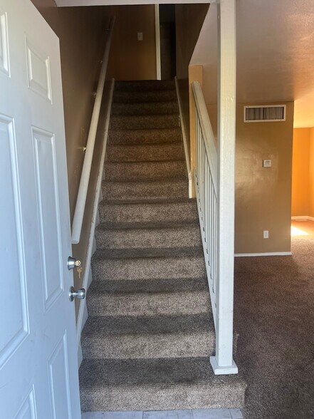 Building Photo - 2018 Hickorydale Dr