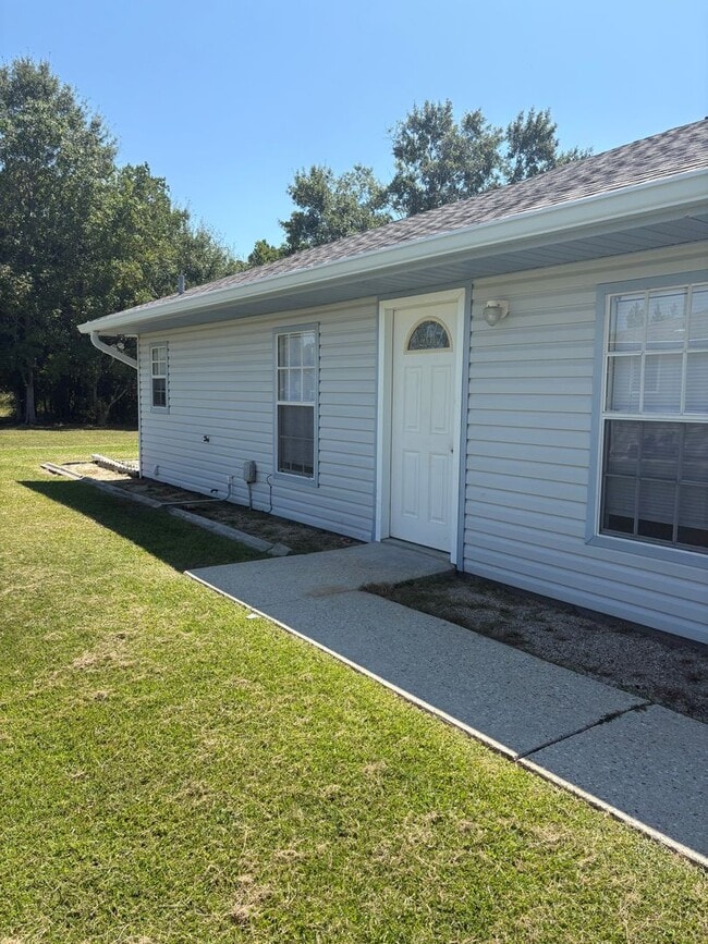 Building Photo - Waveland Duplex