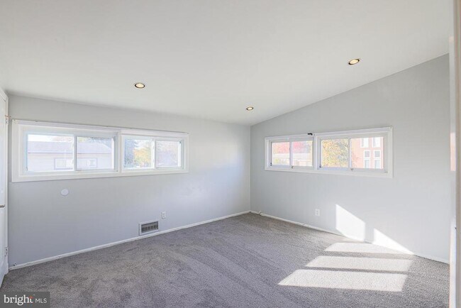 Building Photo - 2421 Lightfoot Dr