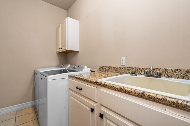 Building Photo - 950 Marshall Lakes Dr