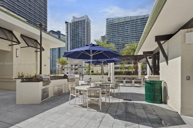 Building Photo - 999 SW 1st Ave