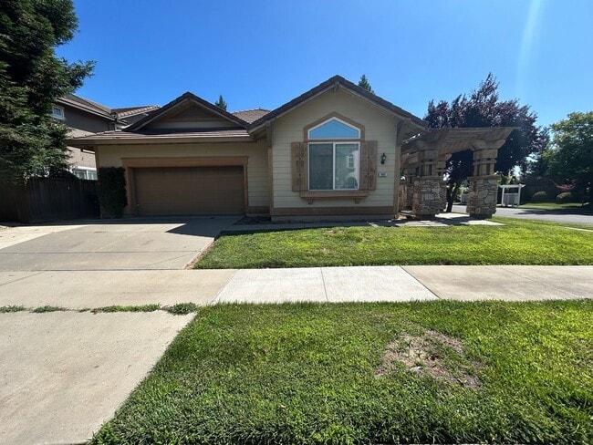 Building Photo - Nice Oakdale home on corner lot