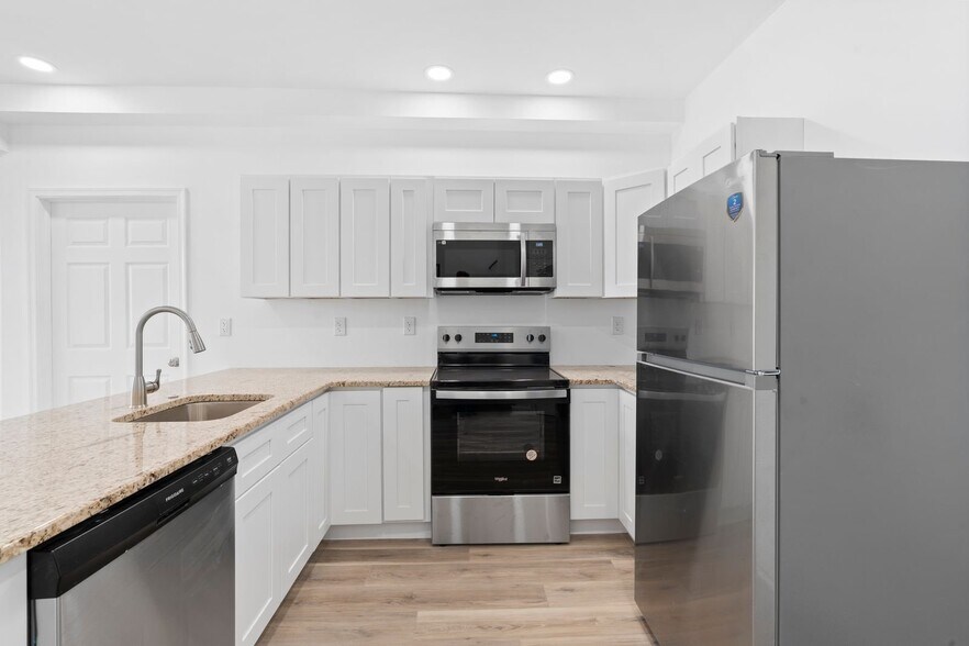 Building Photo - 4512 Lancaster Ave