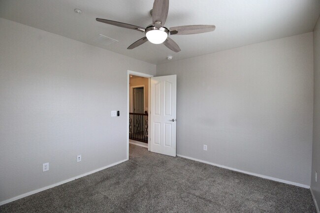 Building Photo - 3221 E Virgil Dr