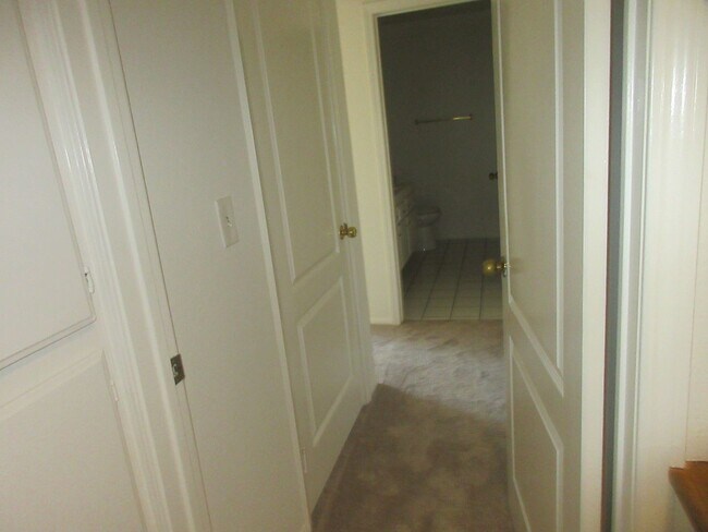 Building Photo - Beautiful Condo in the heart of Studio City