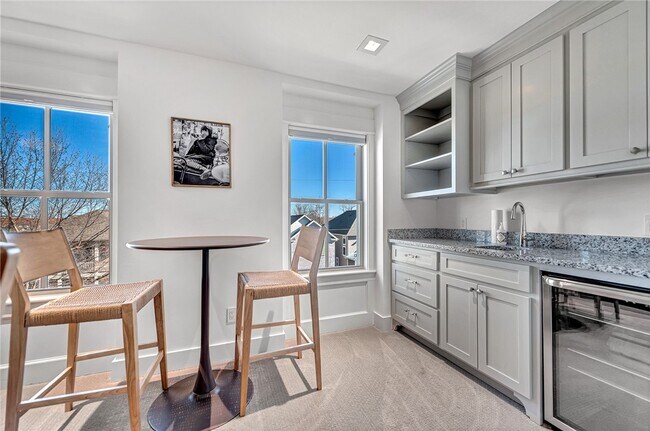 Building Photo - 242 SW D St