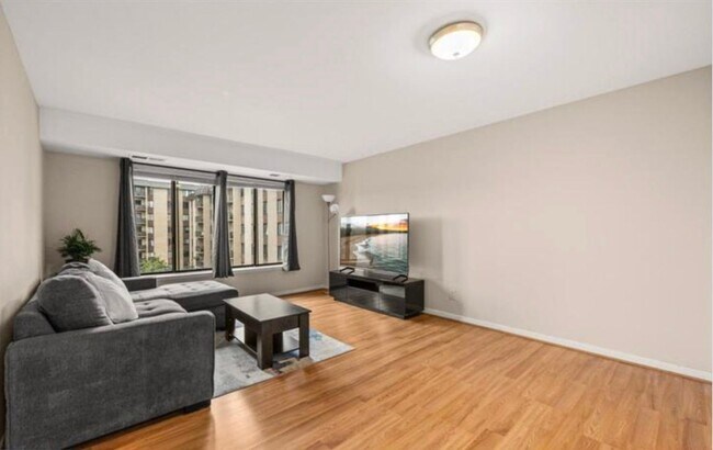 Building Photo - Bright And Luxurious 1 Bed 1 Bath Condo In Amenity-filled Woodlake Towers