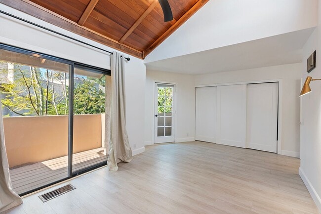 Building Photo - Light-Filled 2BR/2.5BA Townhouse with Private Patio & 2-Car Garage Near UCSD & UTC