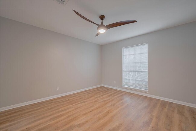 Building Photo - 605 Sorrento Dr