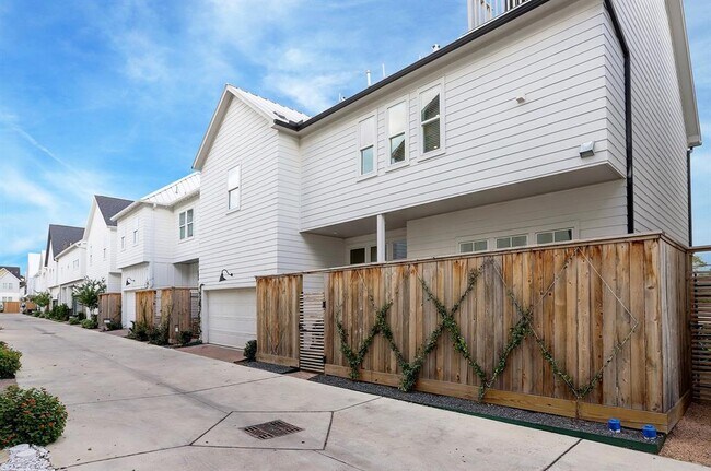 Building Photo - 2512 Hollister St