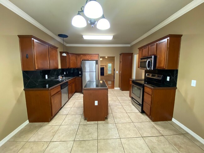 Building Photo - 4 BEDROOM TOWNHOUSE FAYETTEVILLE AR! Ready...