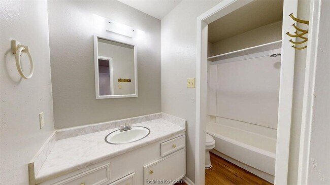 Building Photo - 1327 Airline Dr