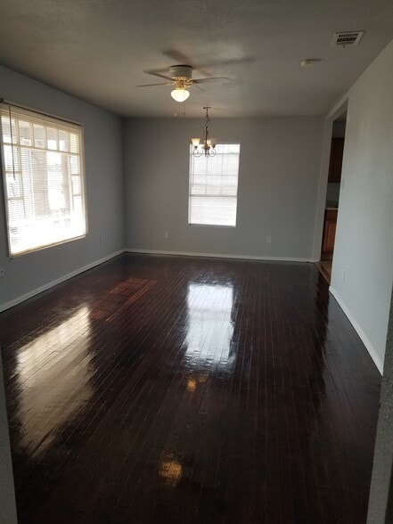 Building Photo - 420 W Crockett St