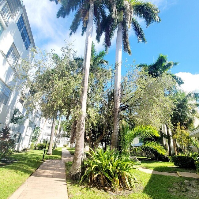 Building Photo - 1333 E Hallandale Beach Blvd