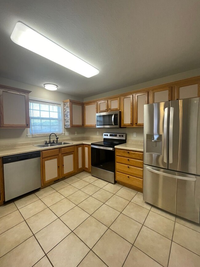 Building Photo - Executive Rental in Willard School District