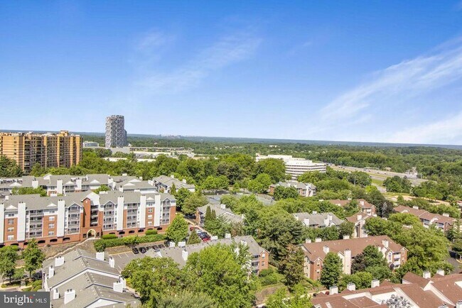 Building Photo - 8220 Crestwood Heights Dr