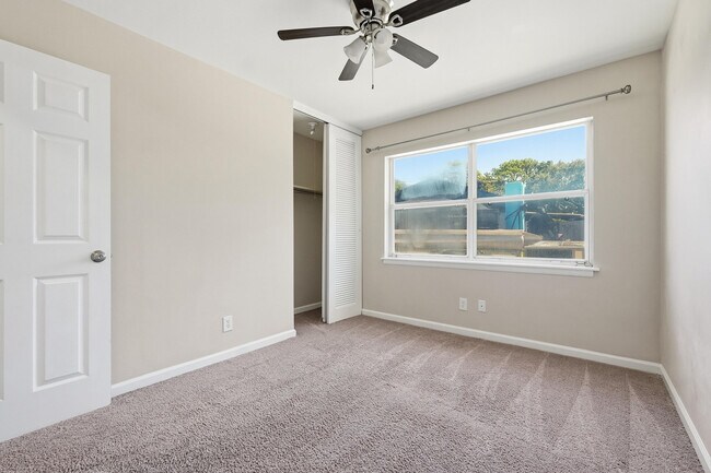 Building Photo - 338 Coral Dr SW