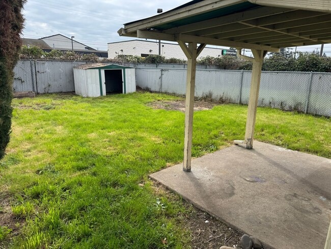 Building Photo - Updated 2 bedroom 1 bathroom duplex in Springfield!