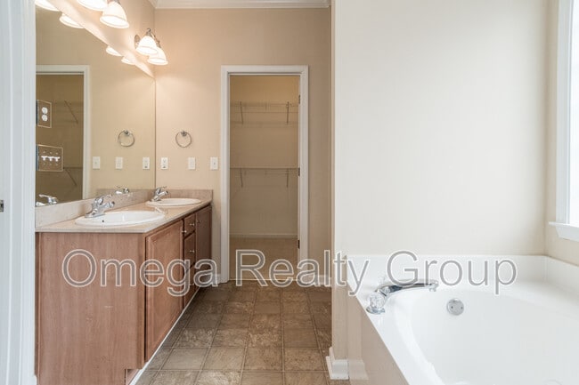 Building Photo - 4474 Fairmont Dr