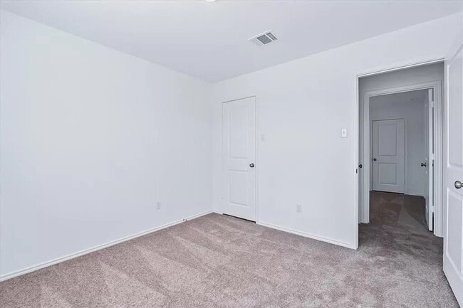 Building Photo - 300 Amber Gln