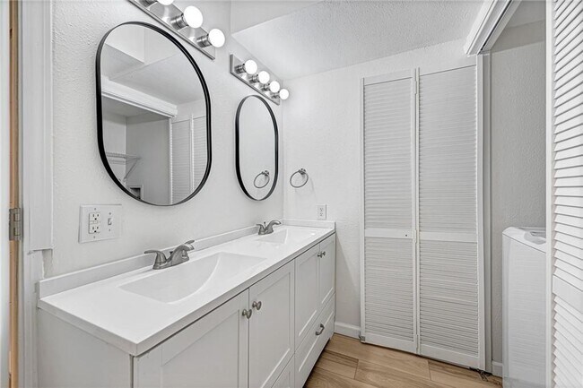 Building Photo - 14791 Dutchmans Dr